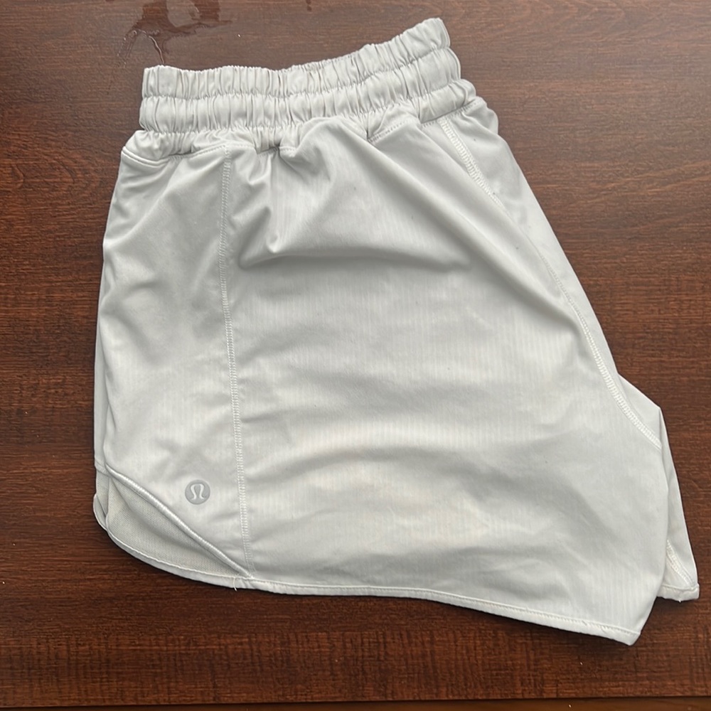 Lululemon white 2.5 hottie got shorts